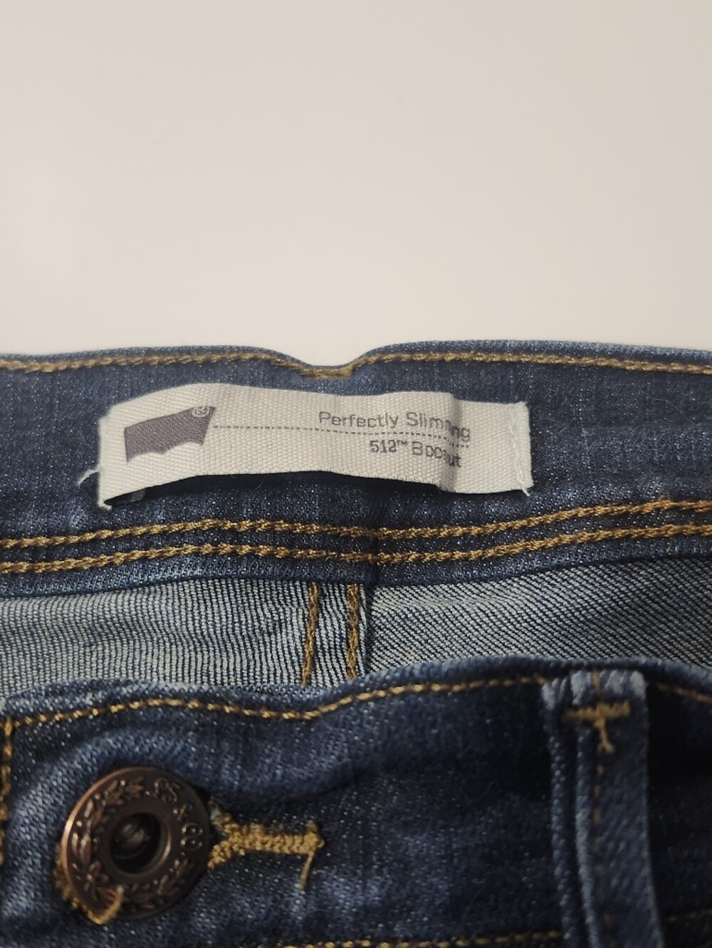 Levi's 512 Perfectly Slimming Boot-Cut Women's Jeans in Dark Wash Size W28-L32 - Picture 4 of 9